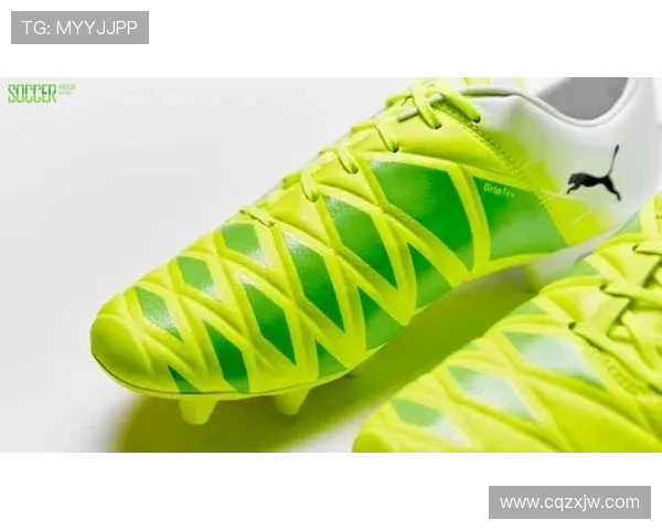 巴洛特利今天又穿啥离谱鞋？感觉他不仅踢球，连时尚都不走寻常路啊！